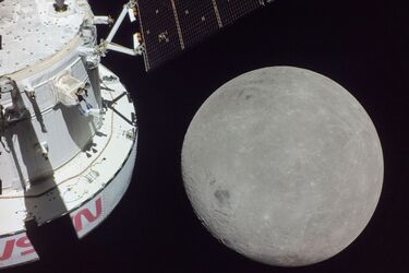 Темная сторона Луны – фото корабля Orion – миссия Artemis 1