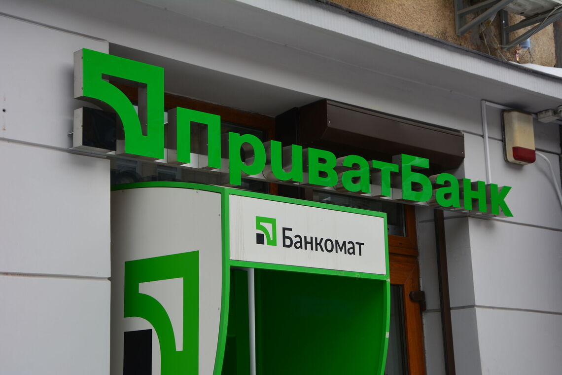 Приватбанк увеличил лимит на снятие наличных карт других банков до 20 тысяч гривен