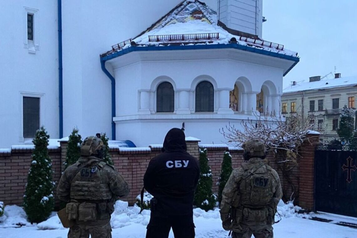 Руководители церкви имели российское гражданство: СБУ обыскала помещение храма московского патриархата на Буковине (фото)