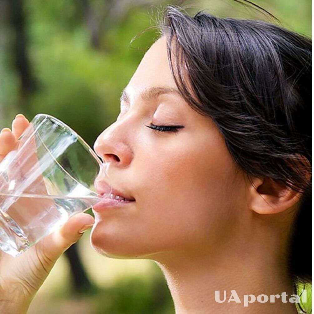 Вчені пояснили, чому не потрібно пити 8 склянок води на день
