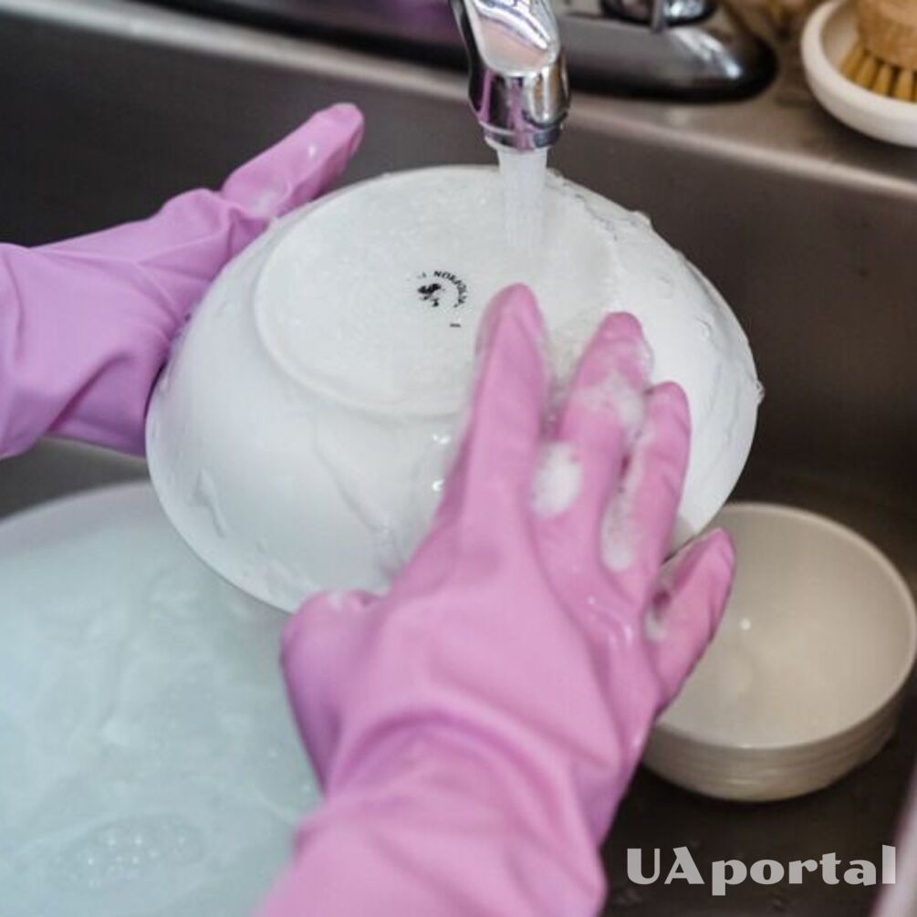 Чим відмити жирний посуд без хімії, якщо немає гарячої води