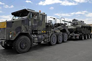 M1070 Oshkosh Германия передаст в Украину танковые тягачи