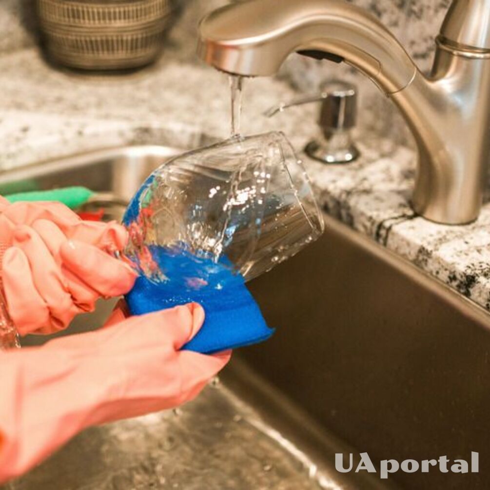Не робіть цю помилку: чому не треба мити скляний посуд з содою
