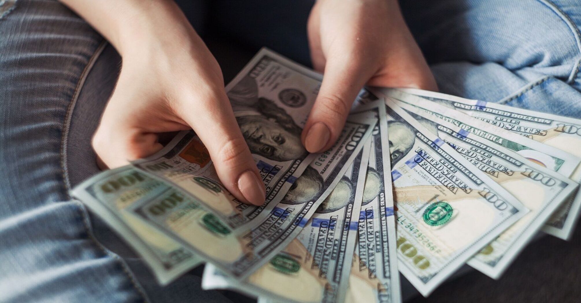 Нацбанк может поднять официальный курс доллара – прогноз ICU