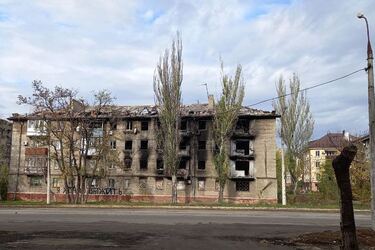 'Я хочу выжить' - гласит надпись на доме в Мариуполе