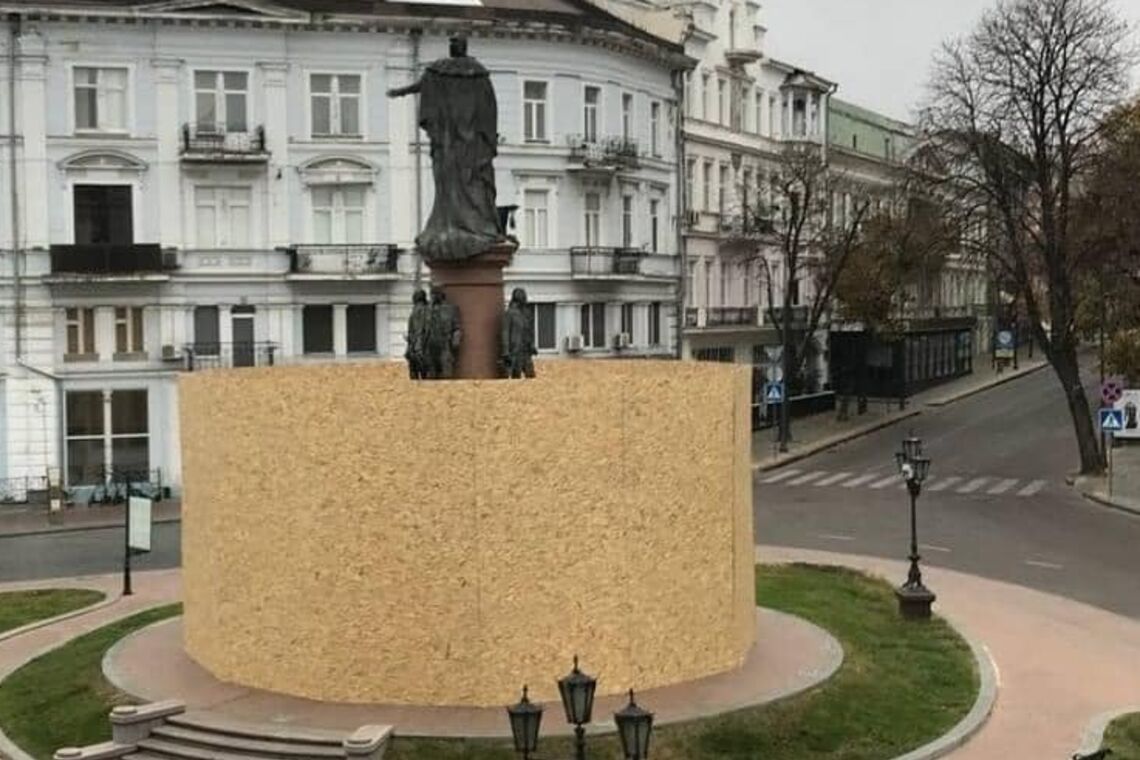В Одессе памятник Екатерины II закрыли деревянным забором