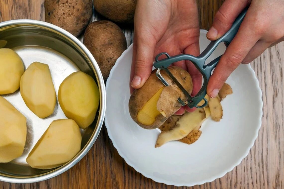 Как быстро почистить картофель 