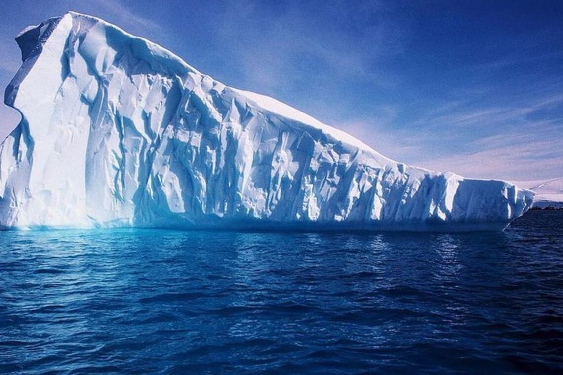 Спутники NASA показали самый большой айсберг в мире, приближающийся к своей 'гибели'