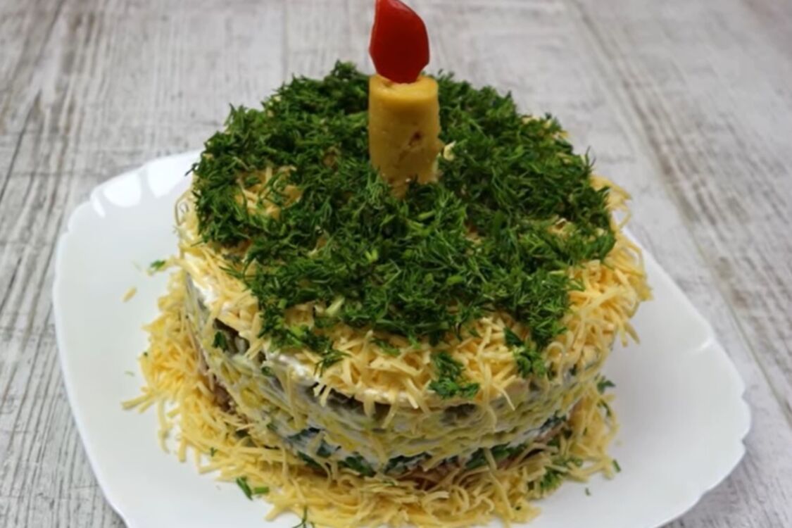 Оригінальний салат на Новий рік у формі торта: як приготувати