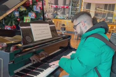 Julik виконує гімн України