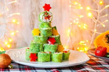 Ялинка із млинців з рибою