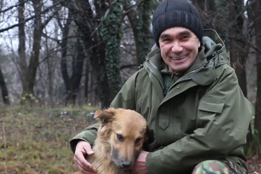 Нацгвардеец 'усыновил' собаку, которую спас во время артиллерийского обстрела (видео)