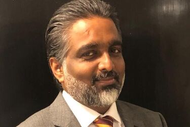 Советника президента Шри-Ланки обвинили в изнасиловании собаки своей девушки: он подал в отставку (18+)