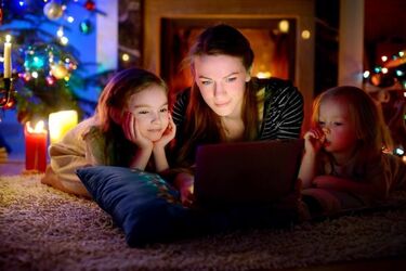 Мама с детьми смотрит гаджет