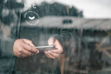 Смартфон упал в снег или в лужу: что запрещено делать