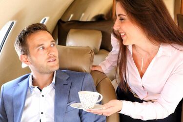 Стюардеса назвала напої, які небезпечно замовляти у літаку