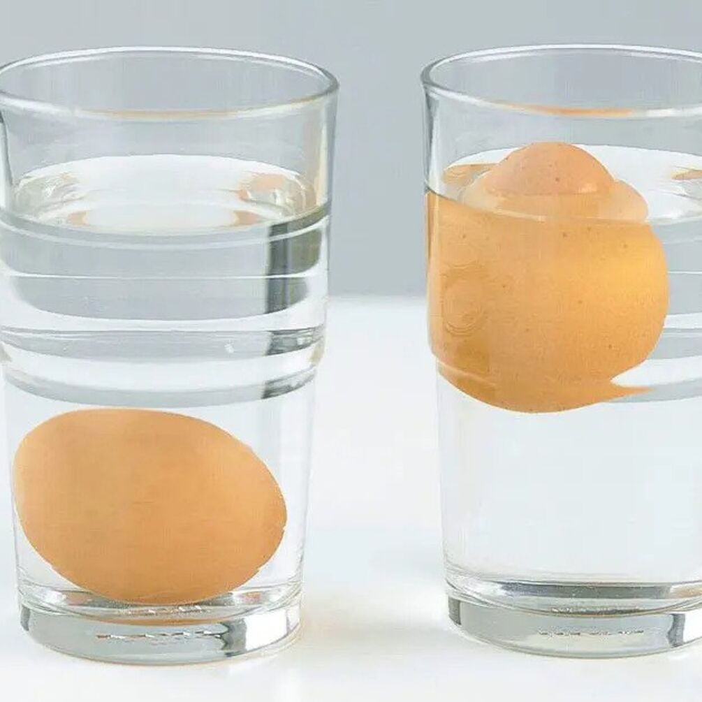 Чому яйця варто класти у склянку води перед приготуванням: хитрощі господинь