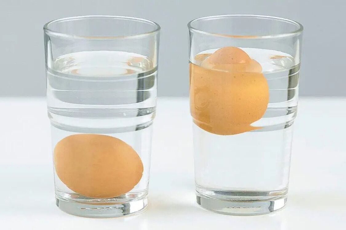Почему яйца следует класть в стакан воды перед приготовлением: хитрости хозяек