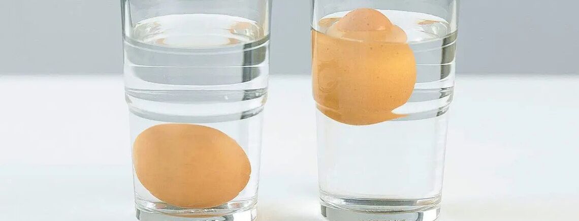 Чому яйця варто класти у склянку води перед приготуванням: хитрощі господинь