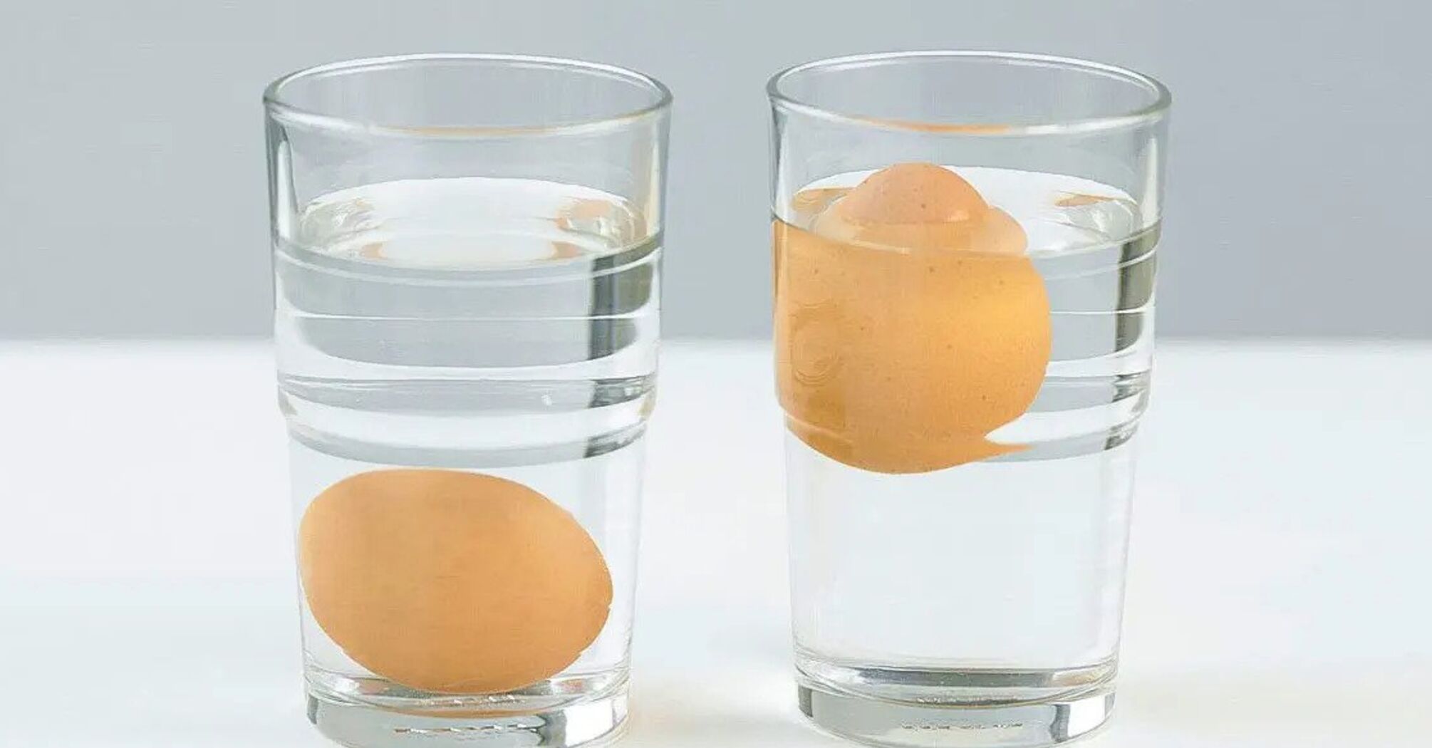 Почему яйца следует класть в стакан воды перед приготовлением: хитрости хозяек