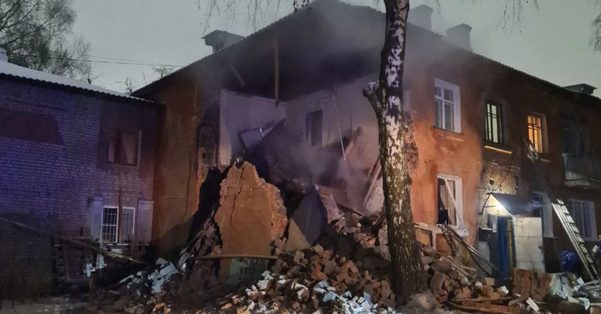 В Рязани от взрыва самогонного аппарата снесло 2 этажа, один из виновников вылетел на улицу (видео)