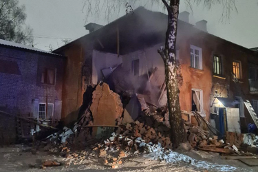 У Рязані від вибуху самогонного апарату знесло 2 поверхи, один із винуватців вилетів на вулицю (відео)