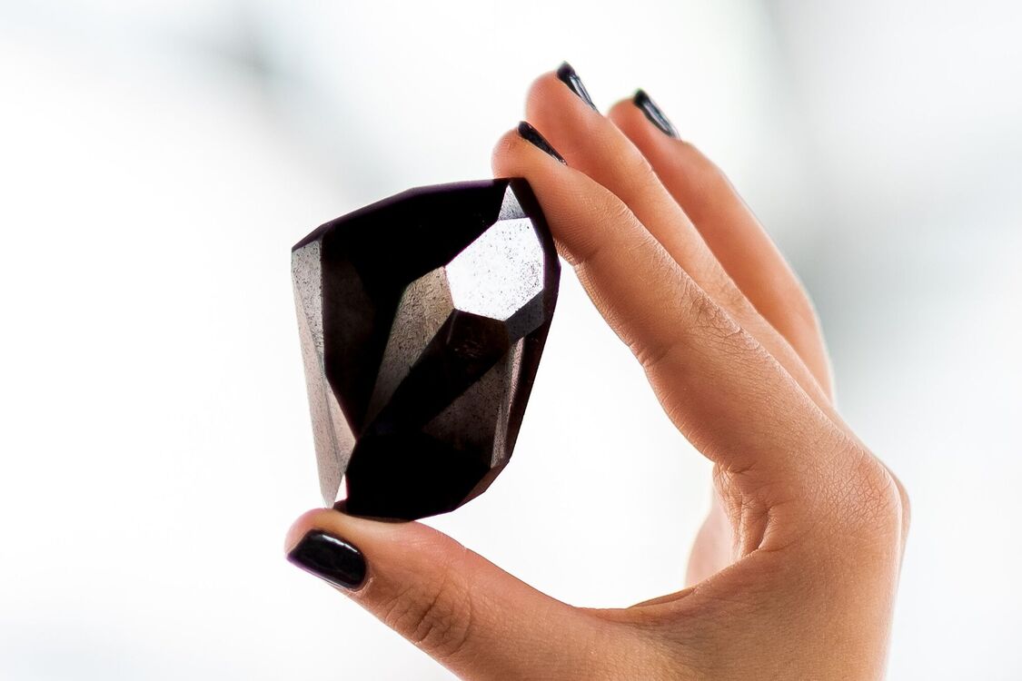 Чорний діамант віком мільярд років продали з аукціону