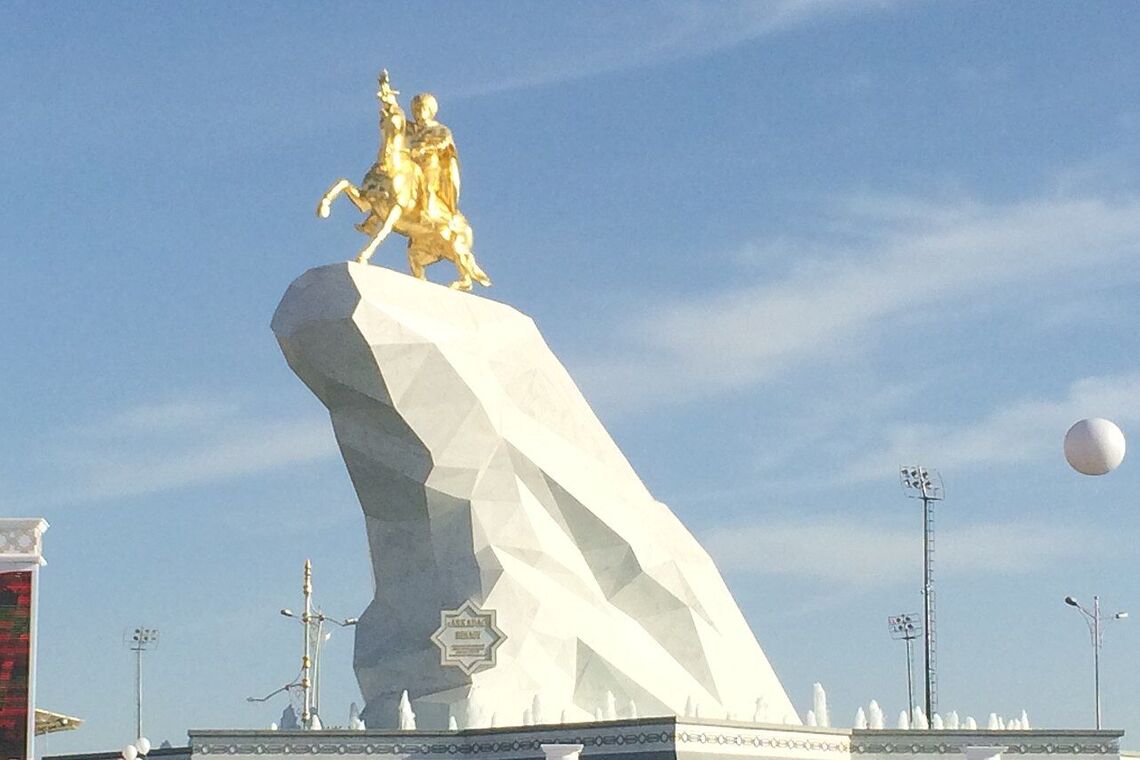Золота статуя Гурбангули Бердимухамедова