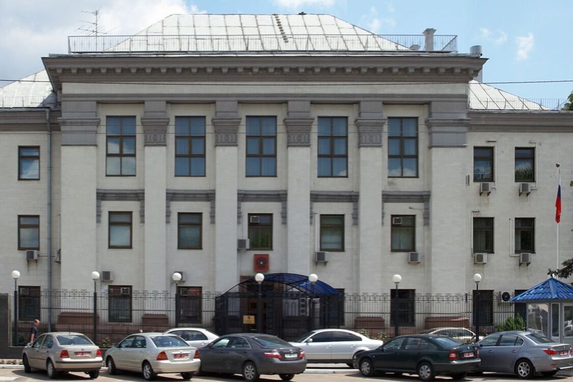 Дым над посольством России в Киеве заинтриговал журналиста
