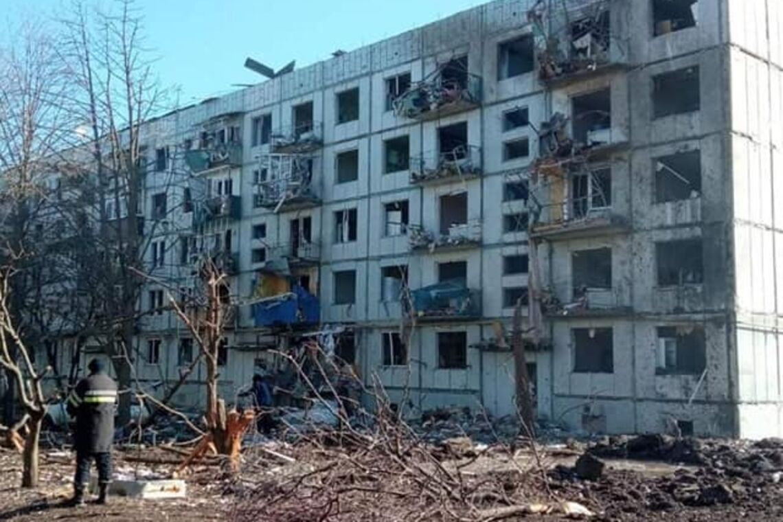 Будинок після російського обстрілу у Чугуєві