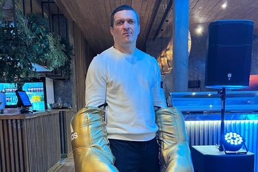 Александр Усик взялся за автомат защищать Украину