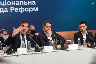 Михаил Саакашвили слева