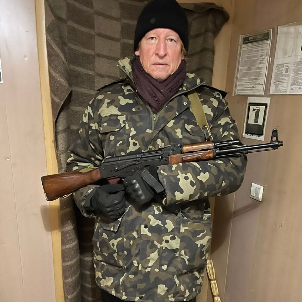 Шансоньє-народний артист взявся за зброю захищати Україну