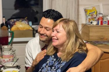 Паша Лі з матір'ю