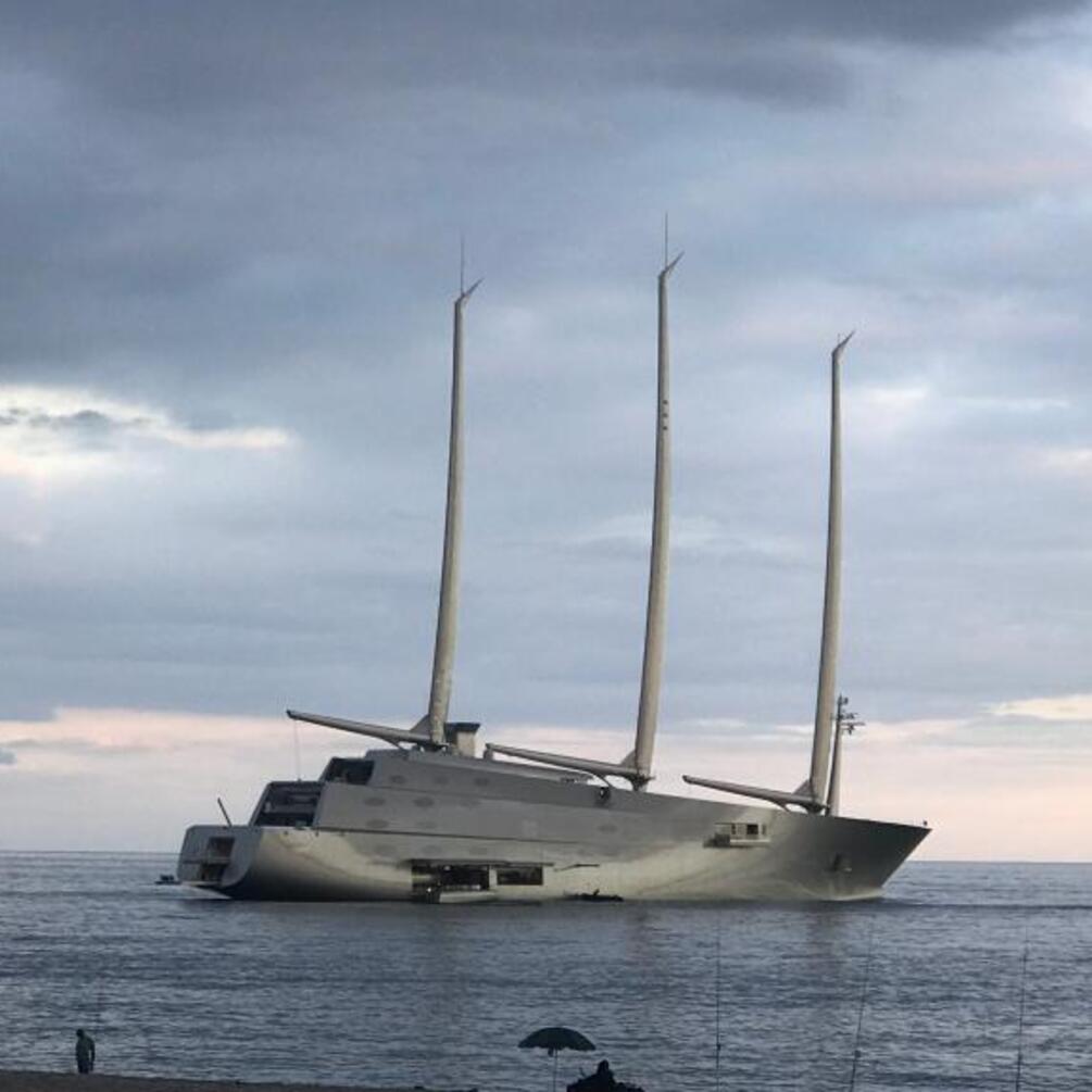 Заарештовано найбільшу вітрильну яхту у світі олігарха Путіна