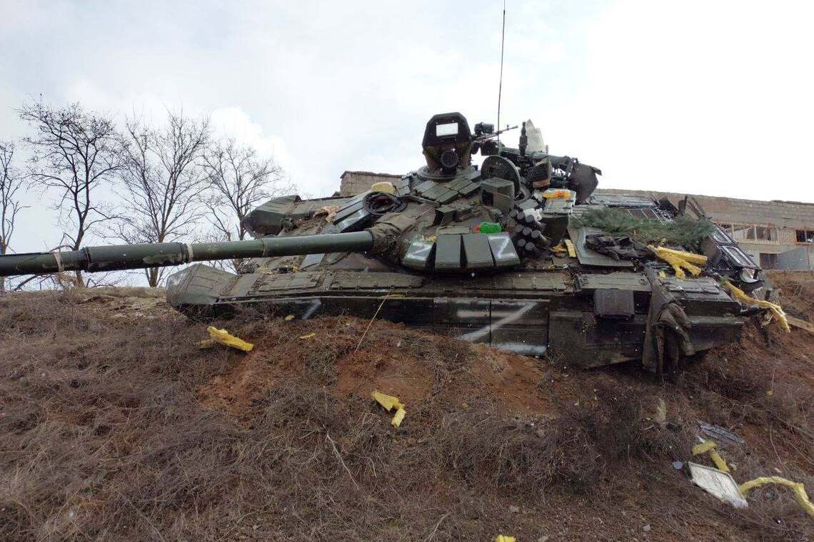 Подбитый в Украине танк российских оккупантов