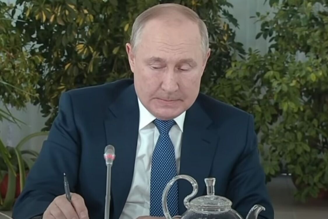 Путина на 'встрече со стюардессами' выдал чайник