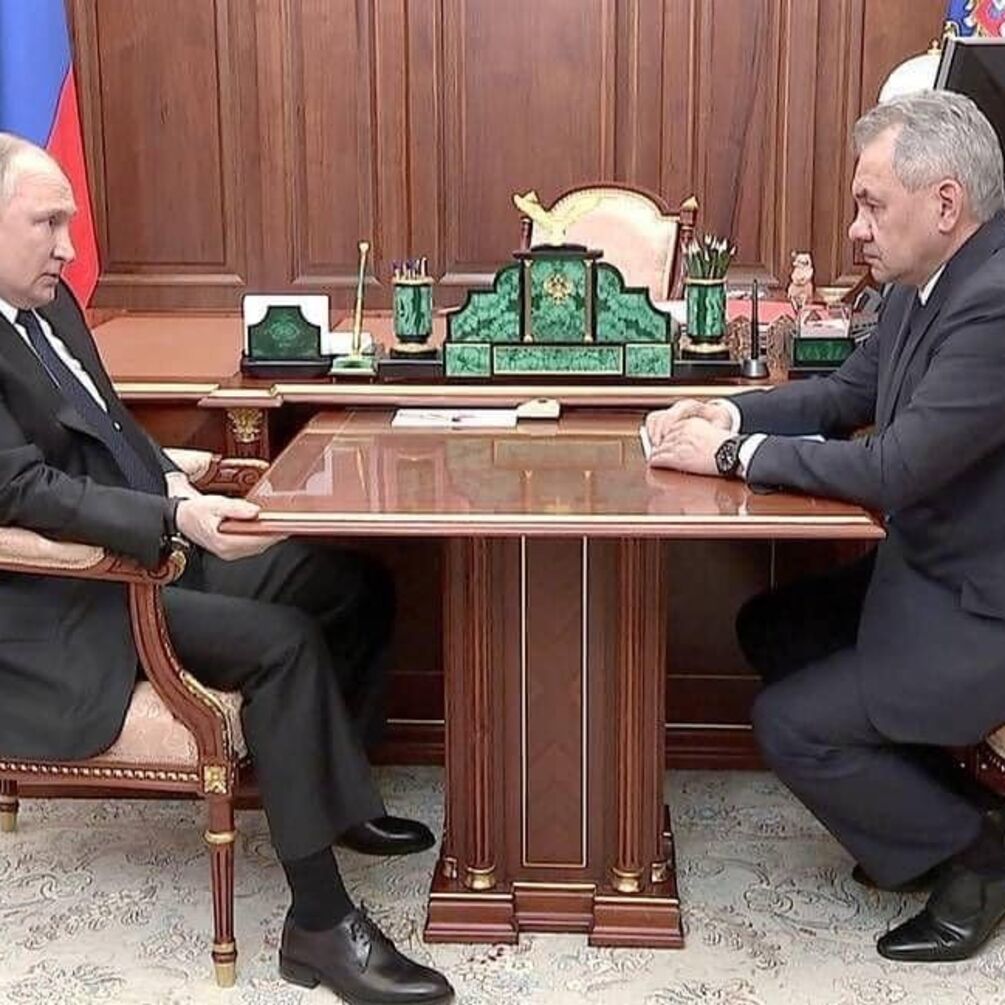 Журналист высмеял позу Шойгу на встрече с Путиным