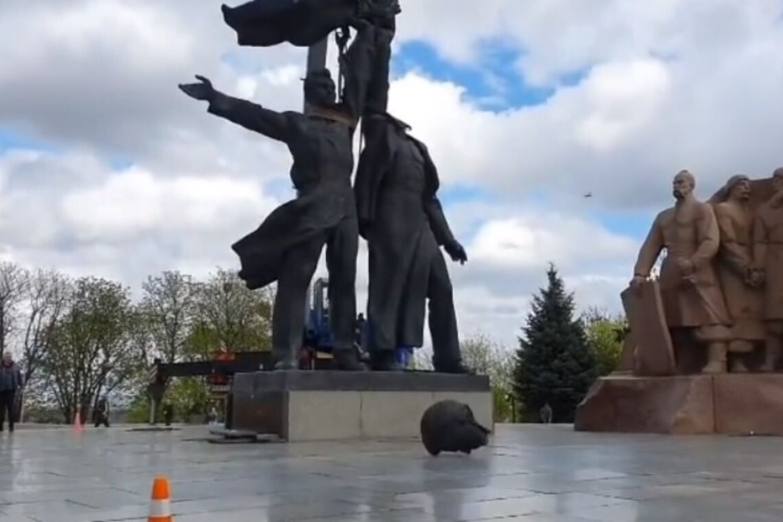 Демонтаж пам'ятника у Києві