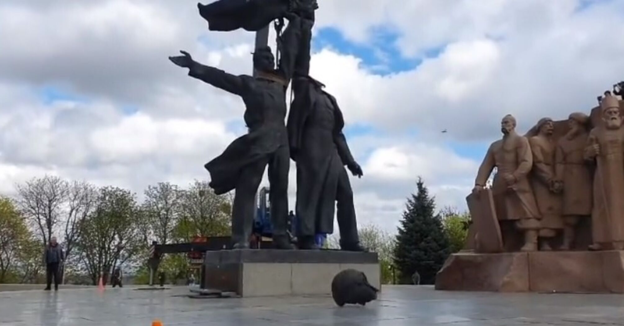 Телеведущий Горбунов отреагировал на оторванную голову россиянина под аркой 'Дружбы народов'