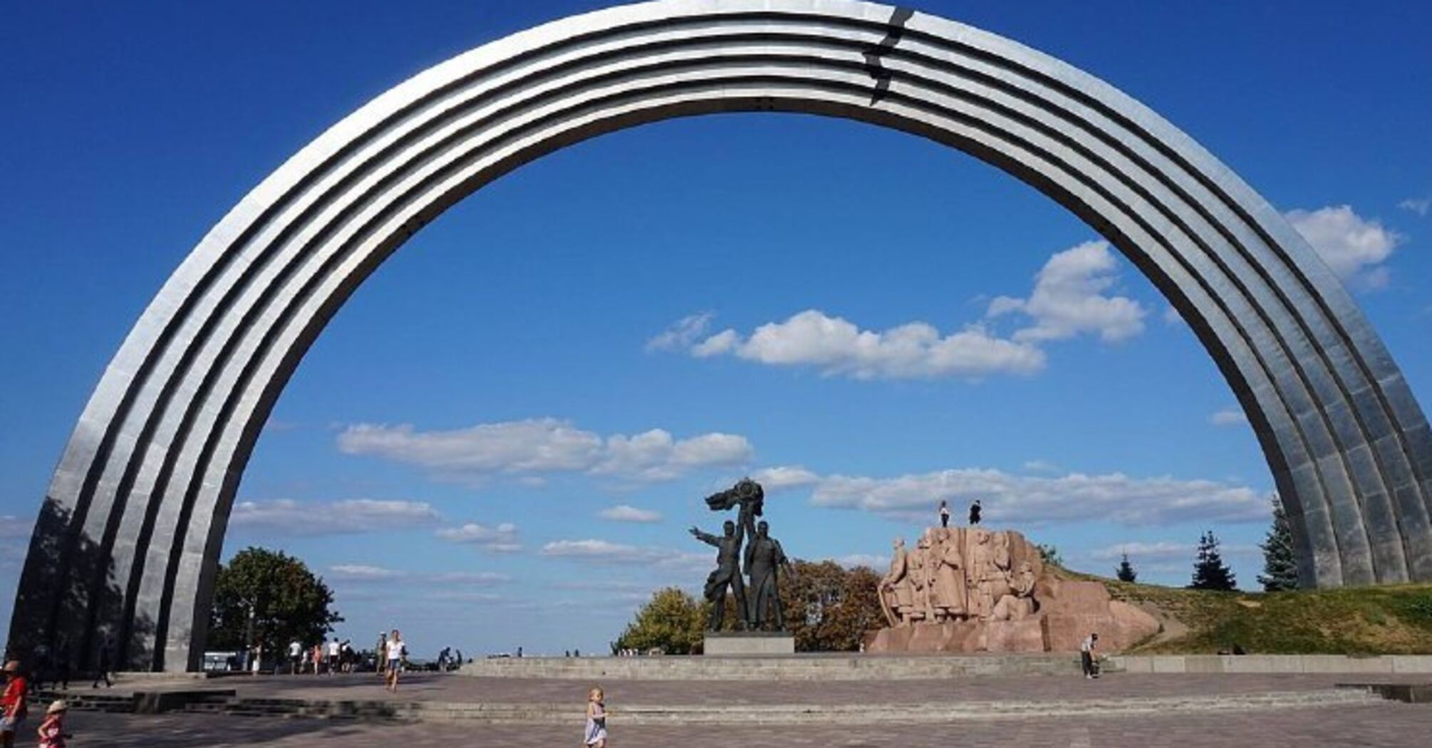 Падение головы россиянина с памятника в Киеве положили на музыку 