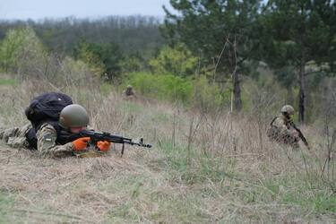Український військовий прицілюється по окупантам