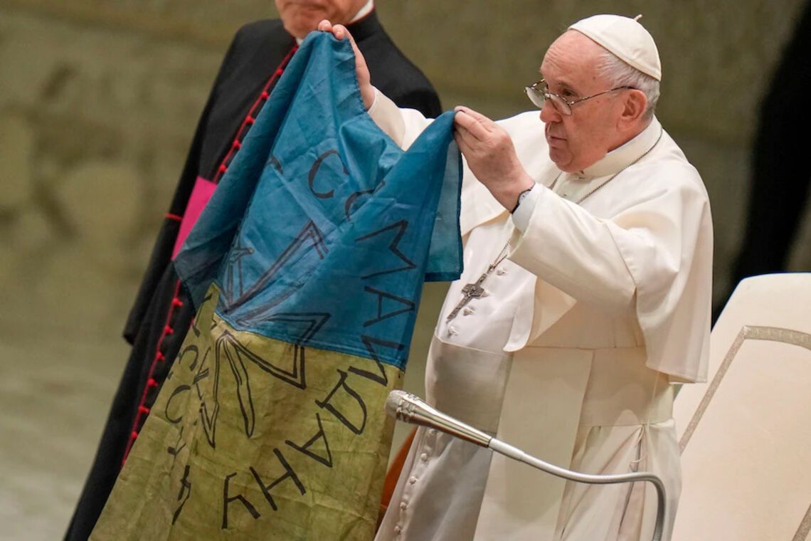 Папа Франциск показує прапор, який йому привезли із Бучі