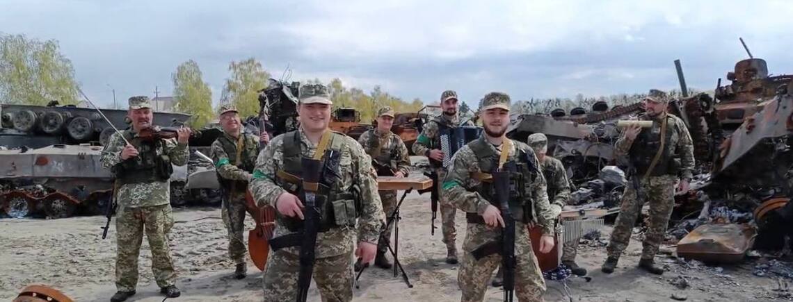 ВСУ сняли клип на песню 'Байрактар' на фоне уничтоженной техники оккупантов (ВИДЕО)