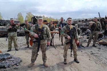 Військові на тлі розбитої техніки