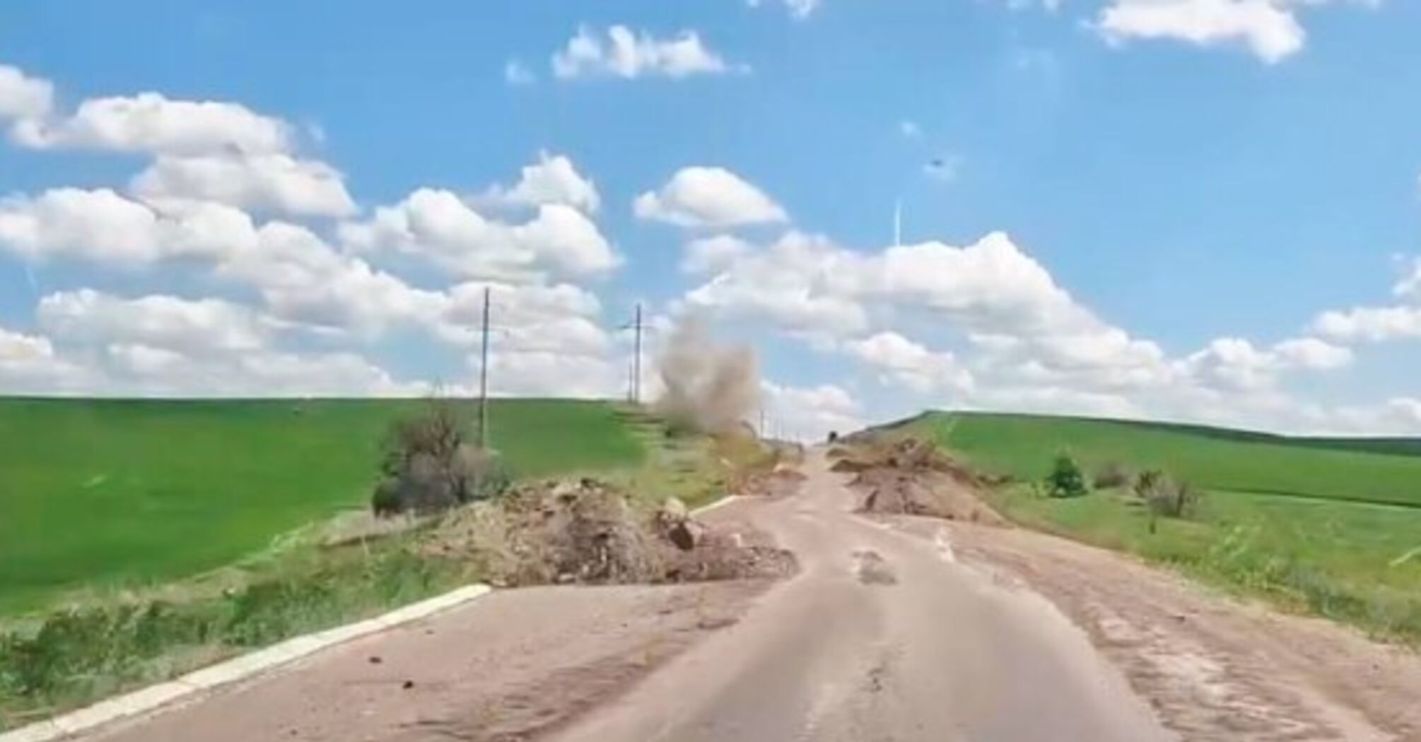 Як виглядає проїзд по 'дорозі життя' Лисичанськ-Бахмут (відео обстрілу)