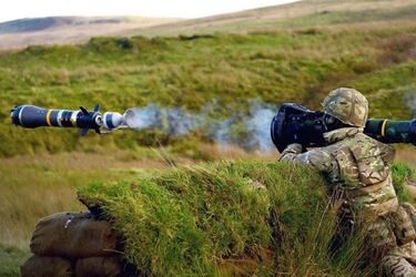 Рашисткий БТР-80, знищений американським добровольцем із NLAW (Відео)