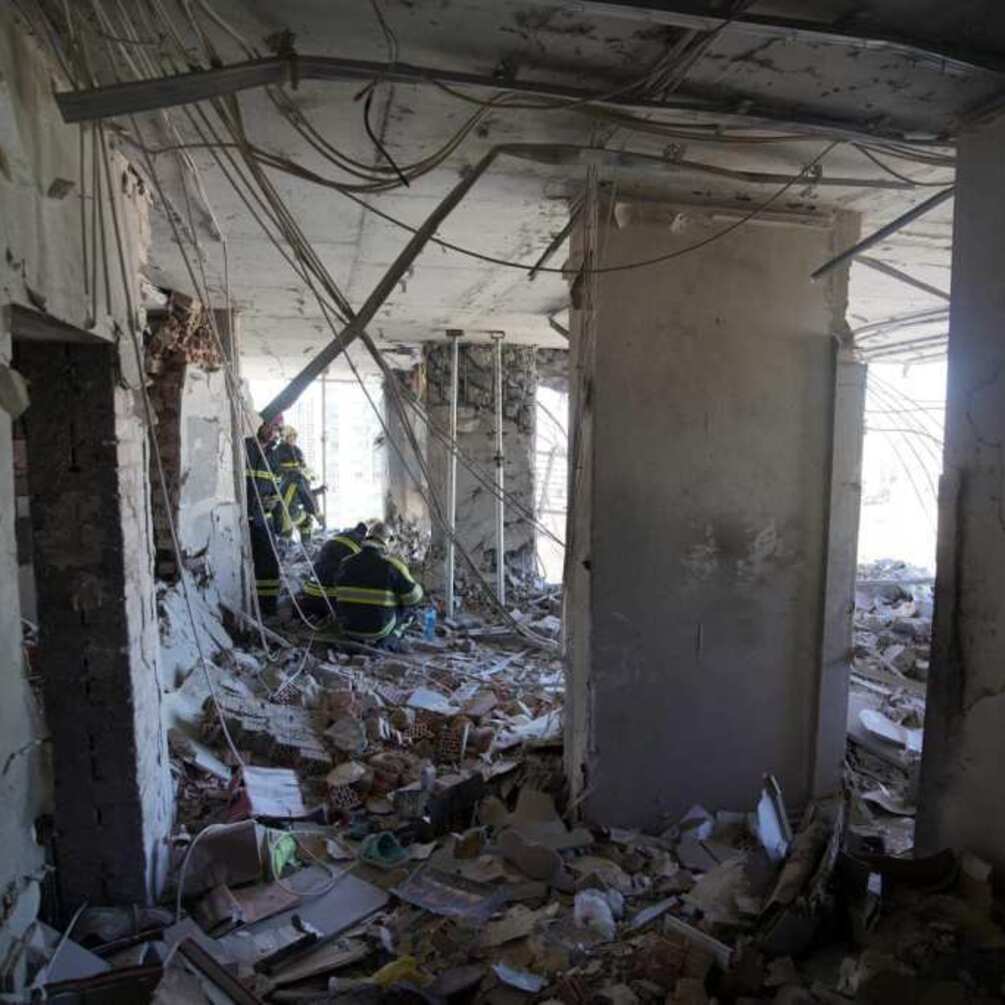 В Киеве жители разрушенного дома отстраивают его за свой счет 