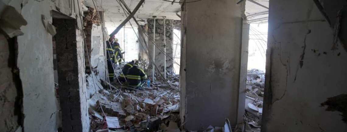 У Києві жителі зруйнованого будинку відбудовують його власним коштом