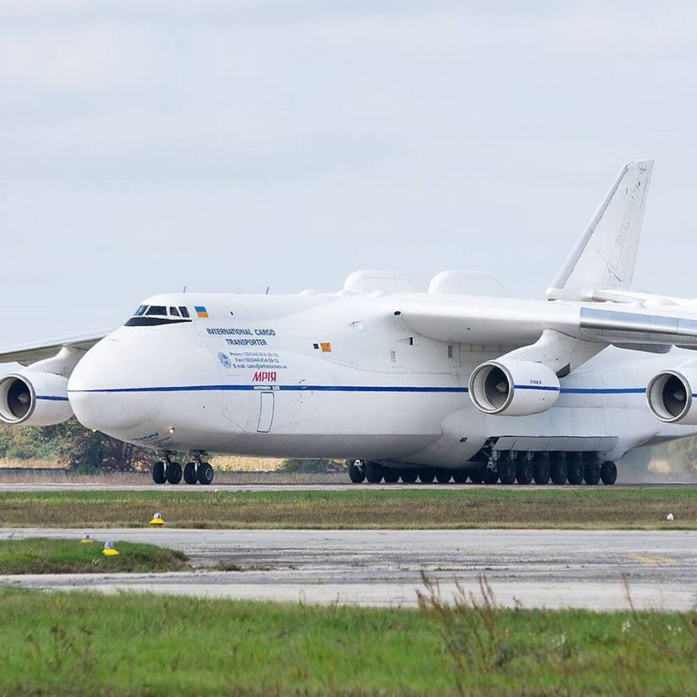 Уламки найбільшого у світі літака українського виробництва 'Мрія' забрали з Гостомеля (ВІДЕО)